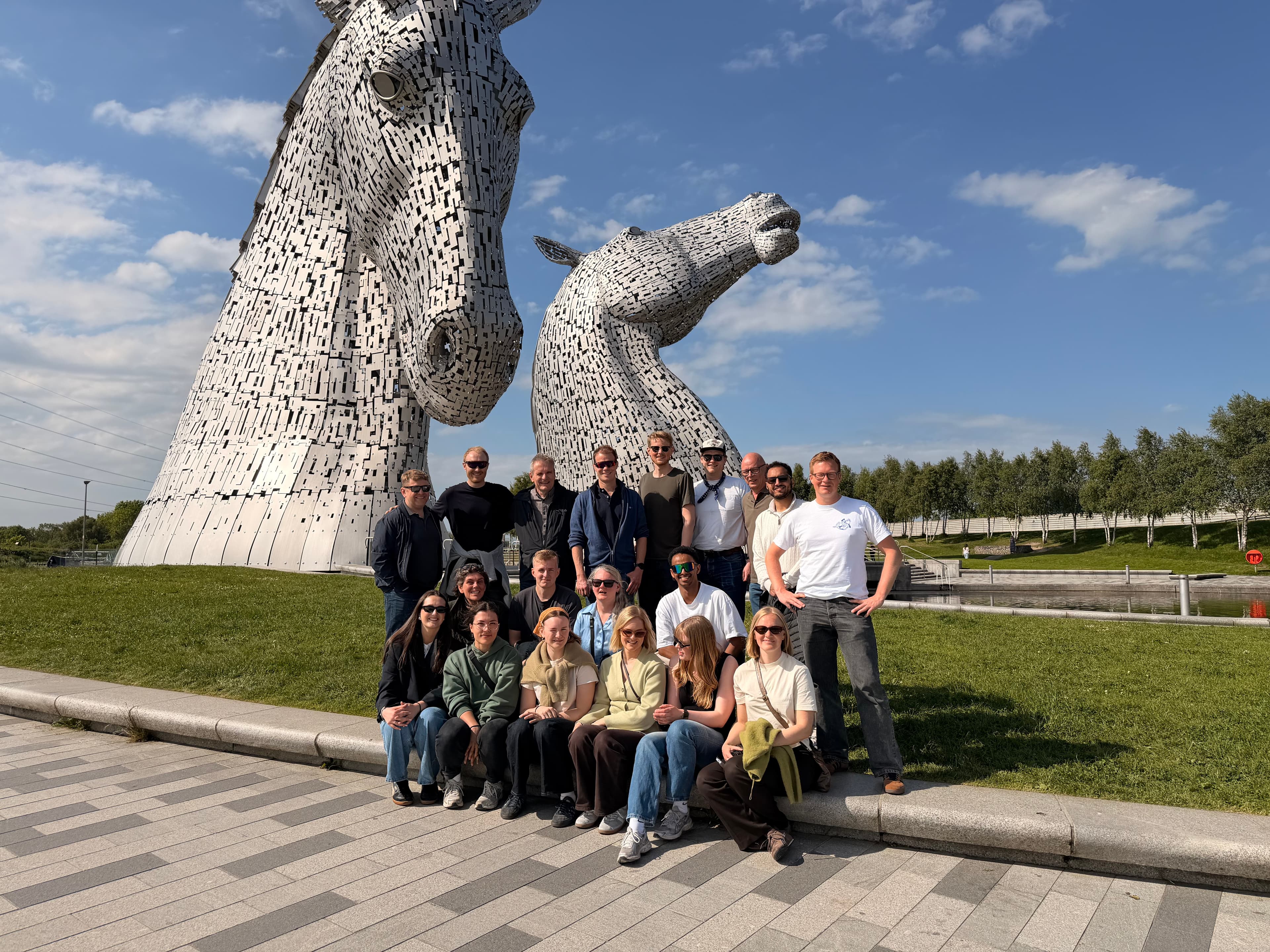 Hele GrunnTeknikk-teamet samlet foran Kelpies-skulpturene