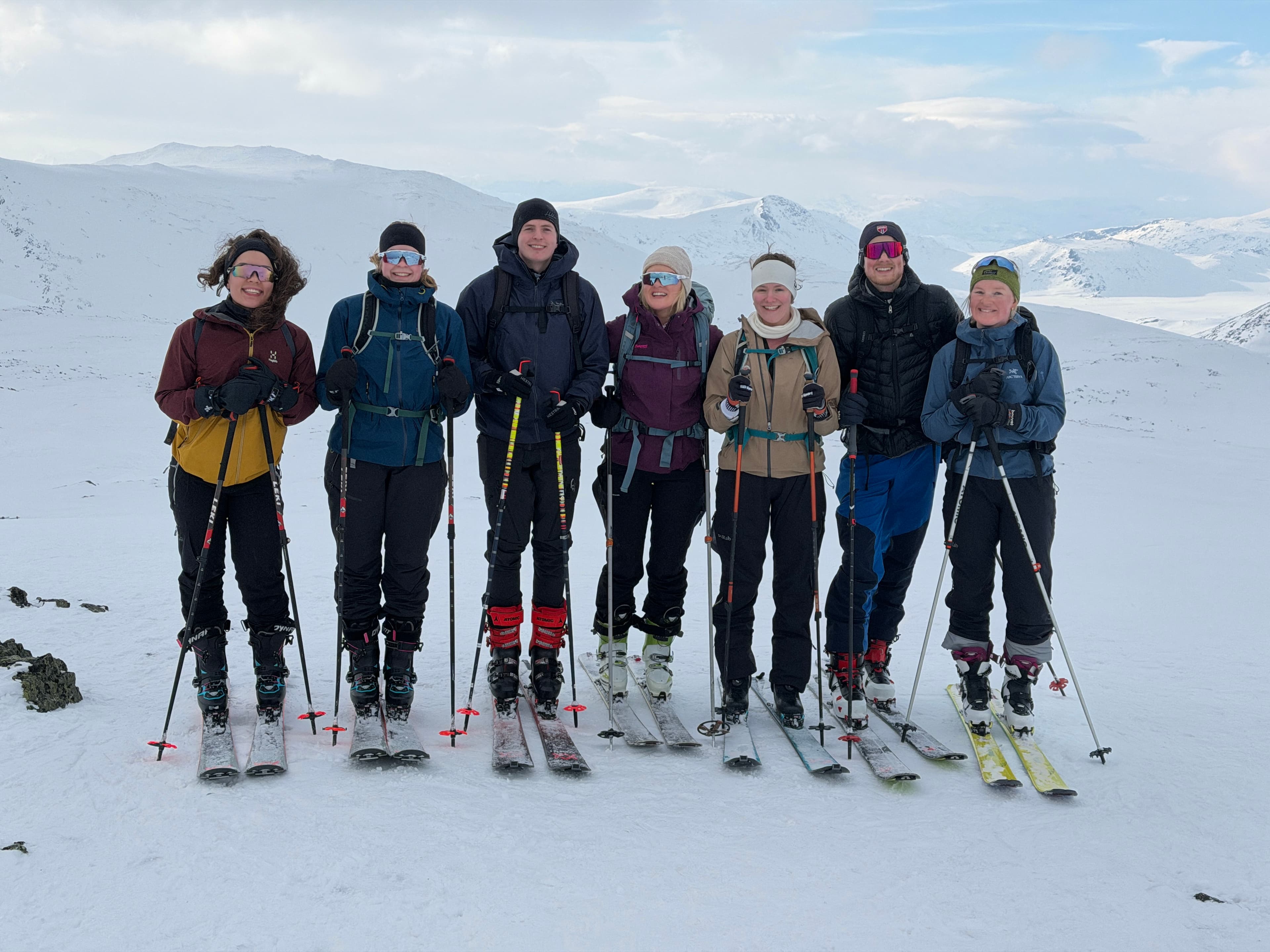 GrunnTeknikk-teamet på vintertur i fjellet – samlet foto med ski og snøkledde fjell